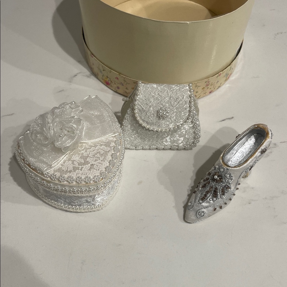 Chic White Heart-Shaped Box Set
